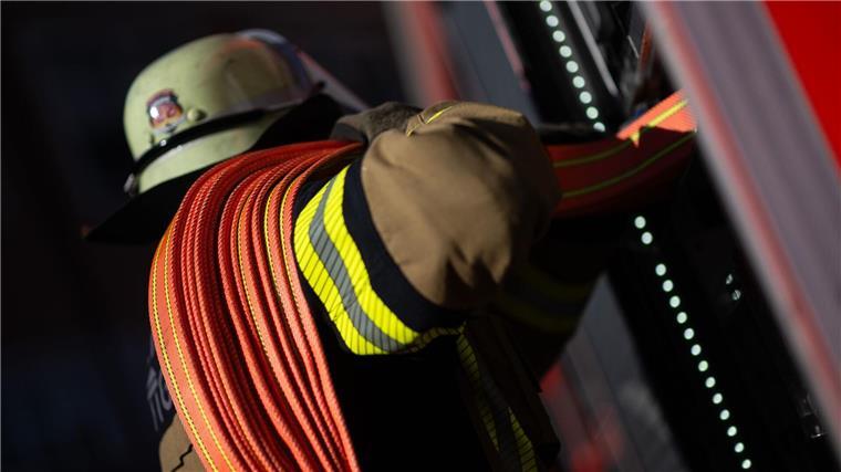 Haus in Flammen - Bewohner verletzt Die Einsatzkräfte mussten einen Dachstuhl öffnen, um die Flammen zu löschen. (Symbolbild)