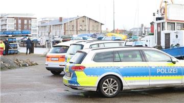 Die Einsatzkräfte sperren den Kai-Bereich ab. Doch dem Mann war nicht mehr zu helfen.