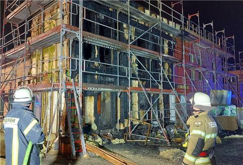 Feuer in Tossens: Rohbau eines Luxus-Ferienhauses in Flammen