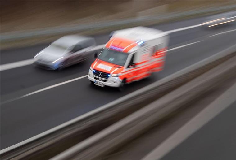 Ein Rettungswagen fährt über eine Autobahn.