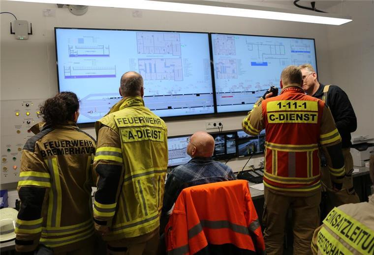Die Einsatzleitung in der Tunnelbetriebszentrale bei der Einsatzübung der Feuerwehr Bremerhaven im Hafentunnel.
