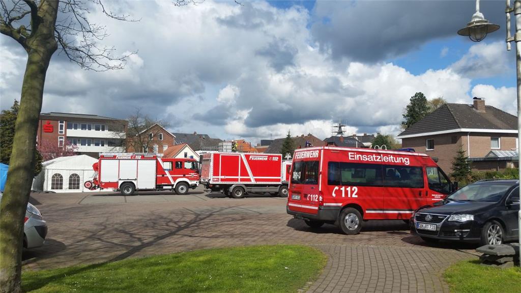 Die Einsatzwagen aus den Gemeinden Loxstedt, Hagen und Beverstedt füllten den Be...