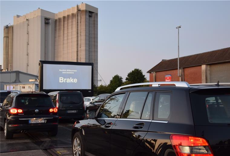 Kinos öffnen erst
im Juli wieder Die einzigen Kinovorstellungen, die es in der Wesermarsch seit März gab, waren die im Braker Autokino vor Pfingsten.