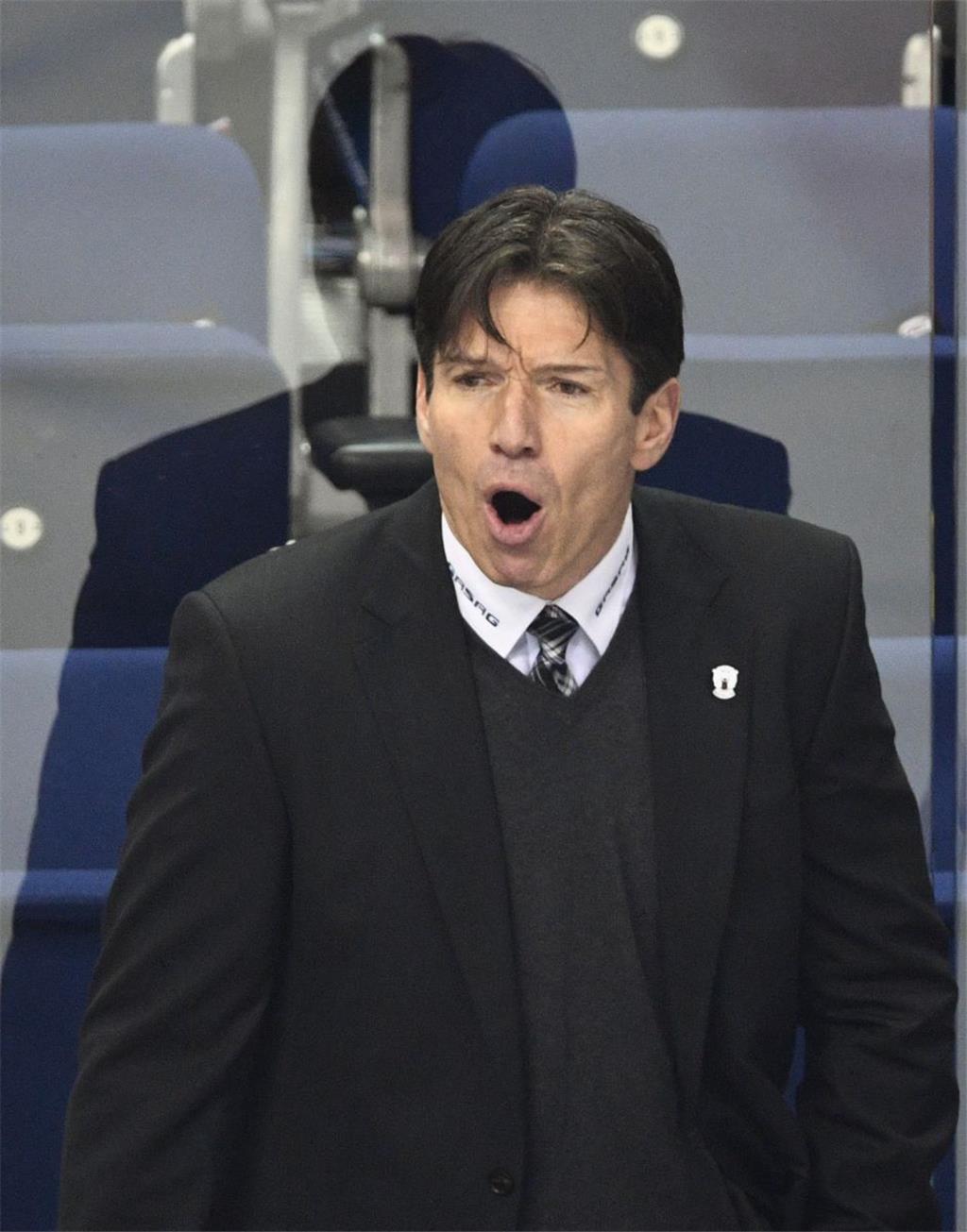 Die Eisbären Berlin verlieren gegen die Augsburger Panther mit 0:2. Berlins Trai...