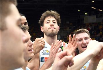 Die Eisbären Bremerhaven haben eine erfolgreiche Saison in der Zweiten Bundesliga gespielt. Ob der langjährige Erstligist den Wiederaufstieg in Angriff kann, ist aber noch offen.