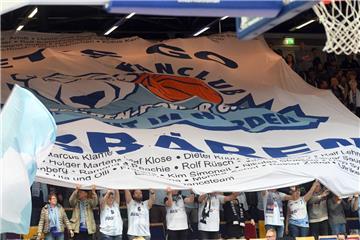 Die Eisbären-Fans müssen sich weiter in Geduld fassen. Auch sechs Wochen nach dem Erstliga-Abstieg ist noch unklar, wie es mit dem Profi-Basketball weitergeht.