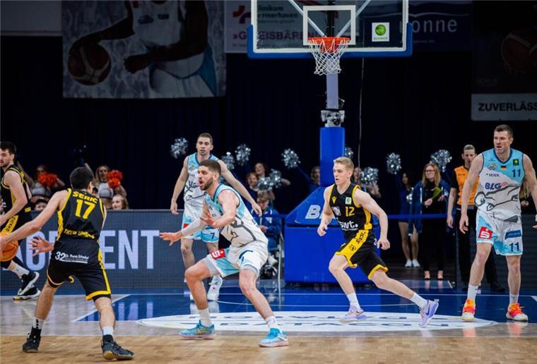 Basketball: Eisbären nehmen Revanche an den Tigern Die Eisbären gewannen ihr Heimspiel gegen Tübingen vor 2837 Zuschauern in der Stadthalle.
