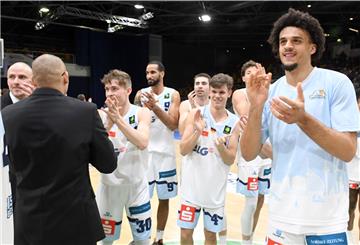 Die Eisbären hatten sich sportlich den Aufstieg in die Bundesliga erkämpft, verzichteten jedoch aus finanziellen Gründen und gehen wieder in der ProA an den Start.