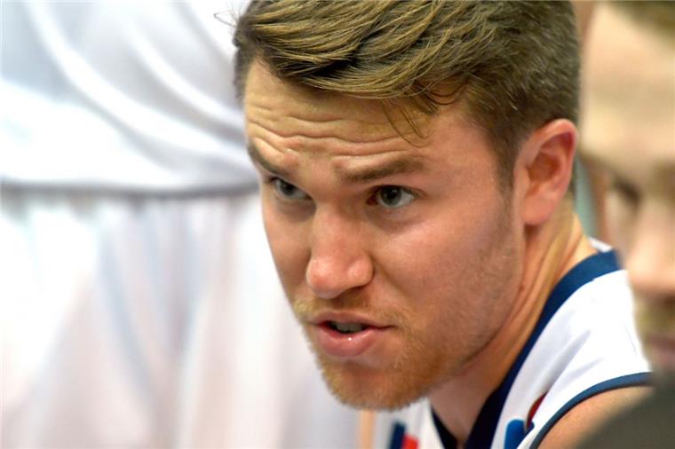 Spielmacher Jordan Hulls hält den Eisbären die Treue Die Eisbären können sich freuen. Spielmacher Jordan Hulls hat seinen Vertrag in Bremerhaven um ein Jahr verlängert. Foto Scheer