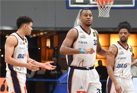 Die Eisbären-Profis (von links) Jarelle Reischel, Nick Hornsby und Aaron Cook hatten nach dem Spiel bei Phoenix Hagen einiges zu diskutieren.
