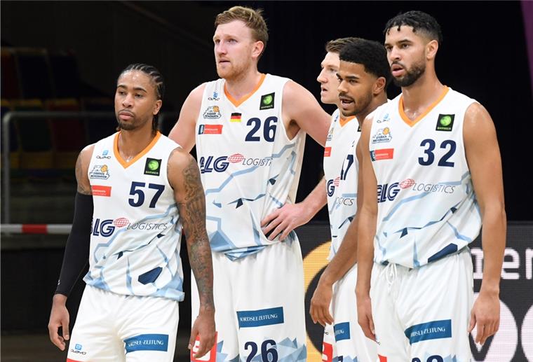 Die Eisbären-Profis (von links) Trey Davis, Max Ugrai, Joshua Braun, Marvin Heckel und Noah Allen müssen auf eine liebgewonnene Tradition verzichten. Da sich vier Spieler noch in häuslicher Quarantäne befinden, fällt das gemeinsame Thanksgiving-Mannschaftsessen aus.
