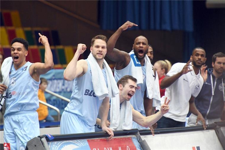 Die Eisbären-Profis wollen heute wieder jubeln. Im Kampf um den Klassenerhalt waren die Heimsiege gegen Jena und Bayreuth lebenswichtig. Heute soll gegen Bonn nachgelegt werden.  