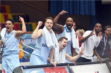Die Eisbären-Profis wollen heute wieder jubeln. Im Kampf um den Klassenerhalt waren die Heimsiege gegen Jena und Bayreuth lebenswichtig. Heute soll gegen Bonn nachgelegt werden.  