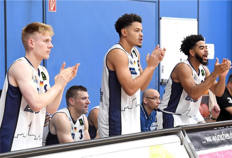 Die Eisbären-Spieler Mitja Kruhl, Robert Oehle,  Jarelle Reischel und Carrington Love feuern ihre Mannschaft an.