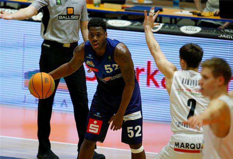 Die Eisbären um Armani Moore (am Ball) zeigten eine starke Partie in Jena, doch am Ende ging ihnen die Puste aus.