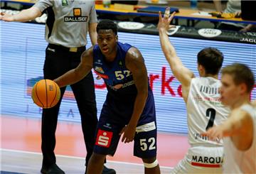 Die Eisbären um Armani Moore (am Ball) zeigten eine starke Partie in Jena, doch am Ende ging ihnen die Puste aus.