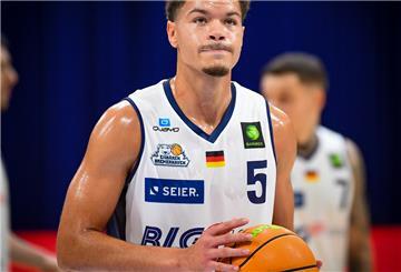 Die Eisbären um Jarelle Reischel starten mit einem Heimspiel gegen den BBL-Absteiger in die neue Saison.