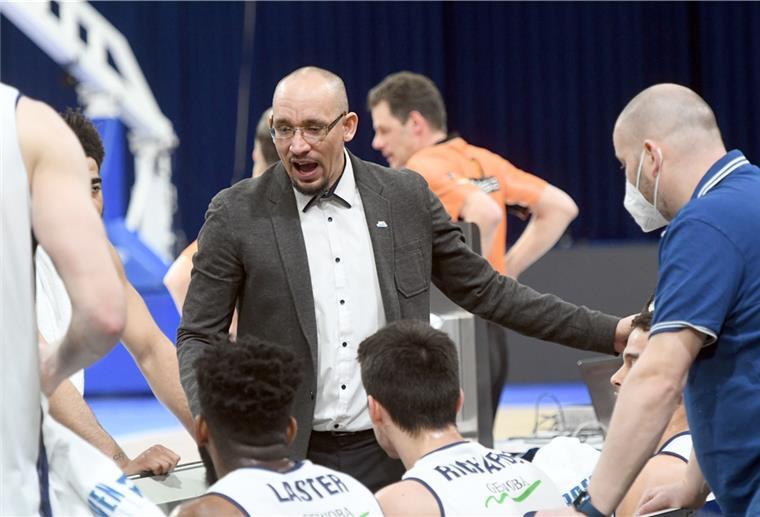 Die Eisbären um Trainer Allen Ray Smit zeigten gegen Leverkusen eine starke Teamleistung und unbändigen Willen.