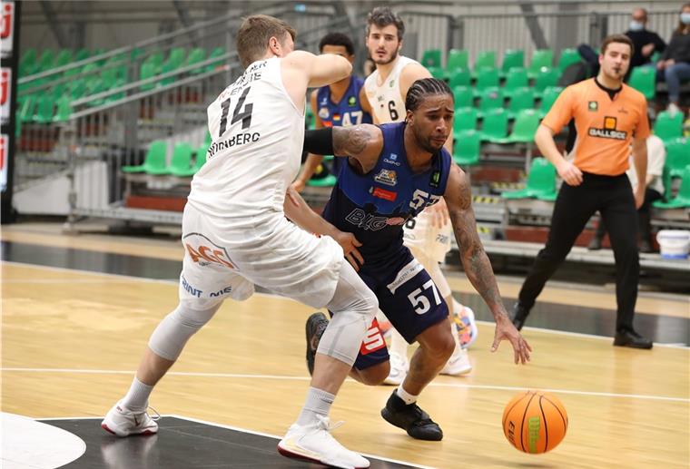 Eisbären zittern sich zum Sieg Die Eisbären um Trey Davis (rechts) machten es am Ende noch einmal richtig spannend.