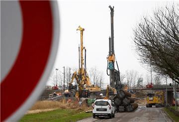 Die Eisenbahnbrücke über der Straße „Zur Hexenbrücke“ wird neu gebaut. Ein 56 Jahre alter Mann starb an den Folgen eines Arbeitsunfalls.