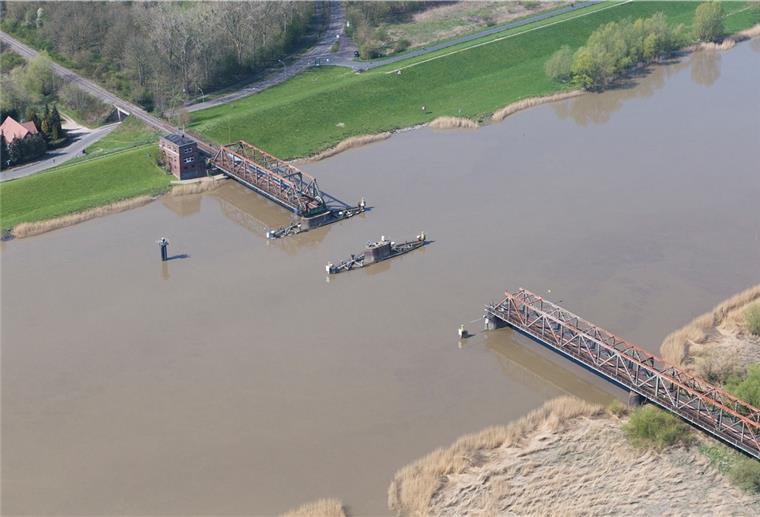 Die Eisenbahnklappbrücke bei Weener, die auch für den Fernverkehr in die Niederlande wichtig ist, war 2015 von einem Frachtschiff gerammt worden.