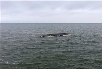 Die „Ela“ wurde kieloben im Wattenmeer entdeckt. Die beiden Segler kamen ums Leben.
