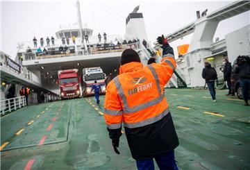 Ein Mitarbeiter von Elbferry steht auf der neuen Fähre «Greenferry I» und kontrolliert die Abfahrt der Autos. 