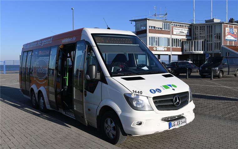 Cuxhaven: Leerer Bus pendelt zwischen Fähranleger und Bahnhof Die Elbfährverbindung ist zwar eingestellt worden, der Linienbus fährt aber trotz fehlender Gäste den Fähranleger Steubenhöft an.