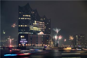 Die Elbphilharmonie im Schein der Silvesterraketen.