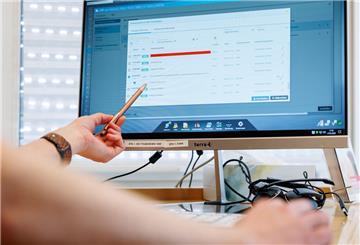 Ein Arzt sitzt vor einem Monitor und sieht die ePA. 