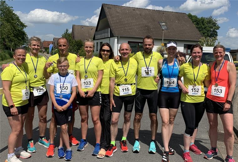 Plaatweg-Runners landen starkes Gruppenergebnis Die elf Teilnehmer aus der Nordenhamer Laufgruppe erreichten in Großenmeer gute Zeiten.