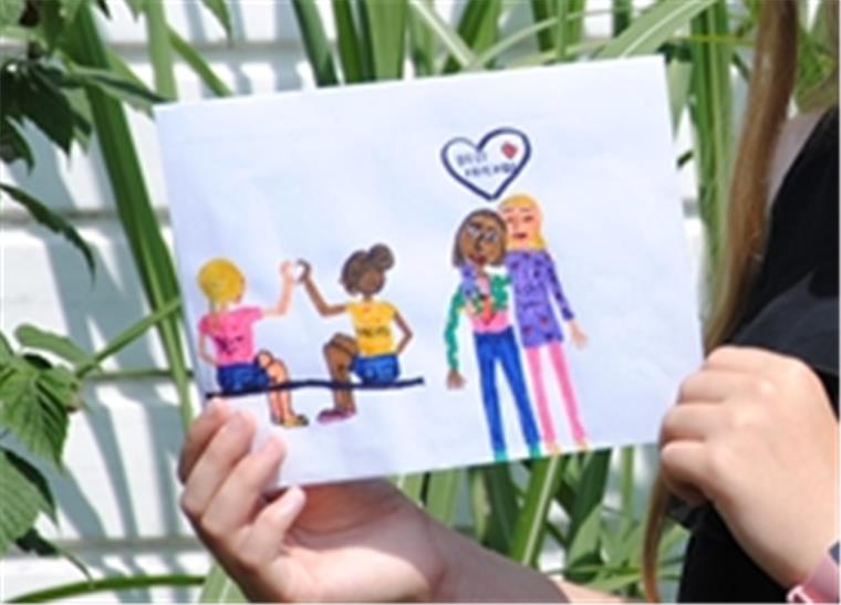 Die elfjährige Sophie findet es ungerecht, wenn Menschen aufgrund ihres Aussehens ausgegrenzt werden. Sie hat ein Bild gemalt, es zeigt zwei Freundinnen mit unterschiedlichen Hautfarben.