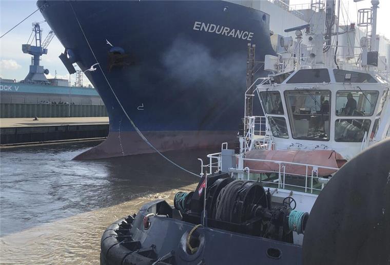 Panzer für die Ukraine: US-Frachter hat Bremerhaven erreicht Die "Endurance" in der Kaiserschleuse. Vorne: der Schlepper "VB Hunte".