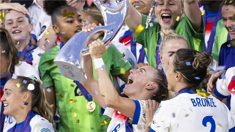 Eine Parade für die Europameisterinnen Die englische Fußballerin Chloe Kelly schwärmte nach dem gewonnenen Finale von ihrer Trainerin.