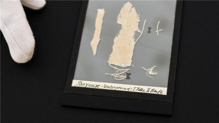 Fragment vom Teppich von Bayeux in Schleswig präsentiert Die Entdeckung des Fragmentes hat laut Landesarchiv weltweites Interesse hervorgerufen.