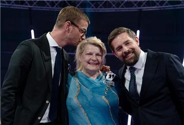 Die Entertainer Joko (l) und Klaas (r) stehen mit Zuschauerin Carola zusammen. Die Entertainer Joko und Klaas haben um 20.15 Uhr an ihrem Programmtag auf ProSieben mit einer Quiz-Show gestartet.