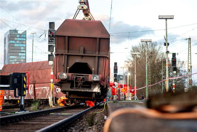Ein Gleis nach Bahnunfall in Bremen am Morgen wieder frei Die entgleisten Waggons konnten in Bremen-Neustadt von den Gleisen geborgen werden.