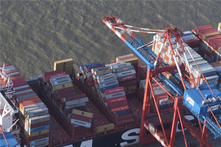 Havarie der "MSC Zoe": Fischer erheben schwere Vorwürfe Die Entladung der "MSC Zoe" an der Stromkaje ist schwierig.