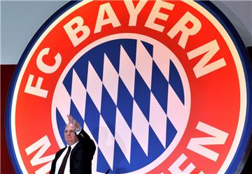 Die Entscheidung war zwar erwartet worden, doch jetzt ist es amtlich: Ex-Bayern-Präsident Uli Hoeneß wird vorzeitig aus der Haft entlassen. 
