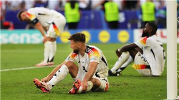 Die Enttäuschung nach dem Aus war riesig: Deutschlands Nationalspieler Joshua Kimmich (v.li.), Niclas Füllkrug und Antonio Rüdiger ist die Trauer nach dem Abpfiff anzusehen.