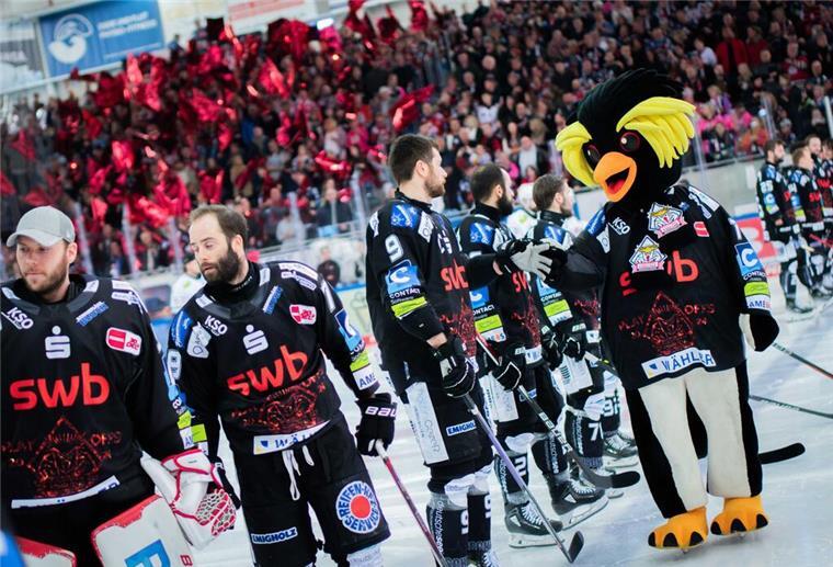 Die Enttäuschung sitzt tief, doch immer mehr kommt bei den Pinguins auch der Stolz auf eine überragende Saison durch, die am Mittwoch groß gefeiert werden soll.