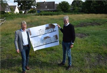 Stäwog-Chef Sieghard Lückehe und Architekt Wilke-Bernd Wiedenroth zeigen eine Ansicht von dem Gebäudekomplex.