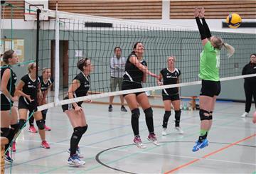 Die erfahrene und lange Jahre erfolgreiche Nordenhamer Frauenmannschaft (links vom Netz) hat sich vom Spielbetrieb zurückgezogen.