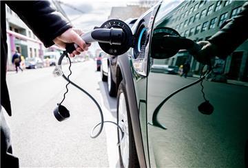 Die Erfahrung von Autohändlern ist, dass für diejenigen, die sich selbst eine Ladestation installieren lassen können, der Umstieg auf ein E-Auto leichter ist.