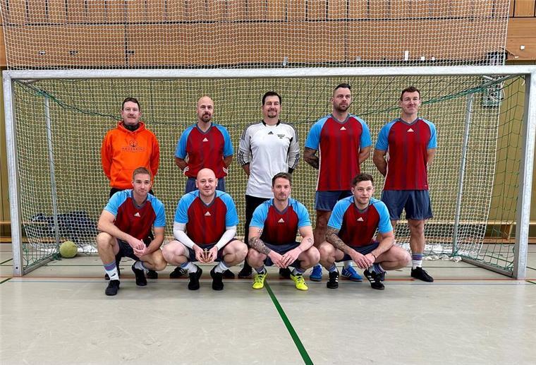 Feuerwehr Bremerhaven auch beim Hallenfußball in der absoluten Spitzenklasse Die erfolgreiche Mannschaft der Feuerwehr Bremerhaven. Hintere Reihe: Arne Benthien, Christian Wieczorek, Thomas Dubiel, Christian Stopper, Jakub Obarek (von links). Vordere Reihe: Andre Köster, Claas Lohse, Fabian Frömbgen, Marcel Frerichs (von links)