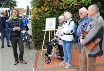 Die Erinnerung wach halten: Kulturstadtrat Michael Frost im Gespräch mit Dieter Riebschläger (r.), der die Verlegung des Stolpersteines für den katholsichen Pastor Bernhard Goerge initiiert hat.