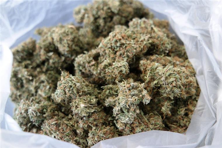 Die Ermittler hatten in den vier Wänden des Angeklagten neben einer größeren Menge Marihuana auch einen Schlagstock gefunden. 