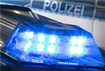 Ein Blaulicht leuchtet auf dem Dach eines Polizeiwagens. (zu dpa: «Vier Schwerverletzte bei Unfall auf A27»)