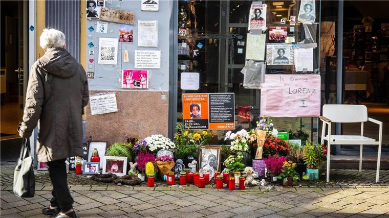 Anklage nach tödlichen Polizeischüssen wühlt auf Die Ermittlungen nach den tödlichen Schüssen in Oldenburg sind beendet - Trauer, Anteilnahme und Fragen bleiben.