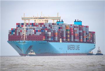 04.02.2022, Bremen, Bremerhaven: Die «Mumbai Maersk» fährt begleitet von Schleppern in den Hafen.